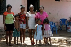 Maria da Natividade (direita) e parte da família que reside em casa ocupada. (Foto: Fernando Maia)