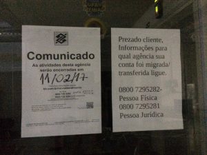 Comunicado sobre o fechamento foi colocado na porta de entrada da antiga agência. (Crédito: Gabriela Letrari) 