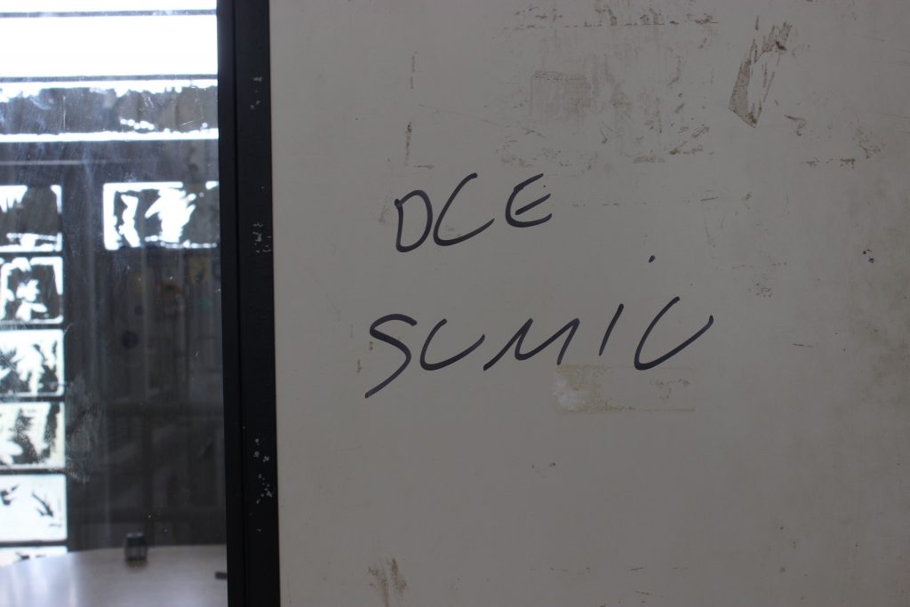 Frases escritas na sede do DCE questionam suas ações e eficiência. (Crédito: Vivian Carine) 