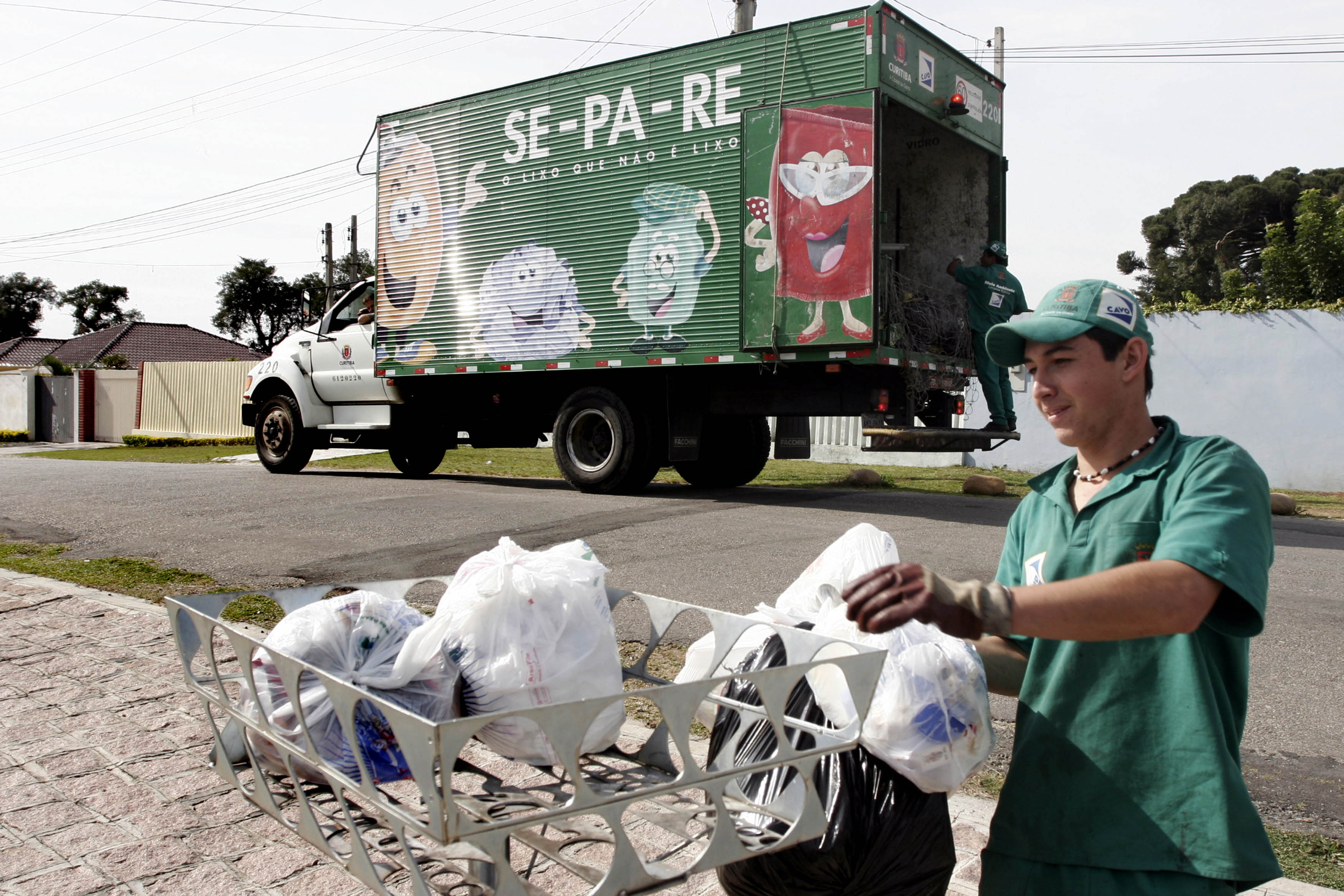 Em Curitiba o caminhão especial para coleta seletiva passa em dias e horários específicos em cada bairro. Foto: Divulgação/Prefeitura de Curitiba